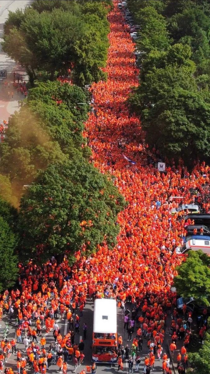 FootRoyall's tweet photo. 22 tipos dando patadas a un balón dicen. 

Los holandeses en Hamburgo. https://t.co/lhzwGtY9bG