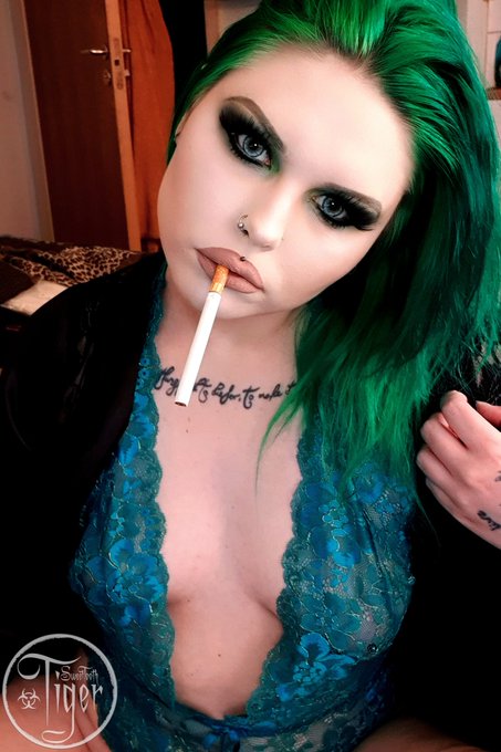 🖤🚬🖤 #smoking #smokingfetish https://t.co/2GWJtHAPto<a href="/tag/smoking"class="tags">#smoking</a><a href="/tag/smokingfetish"class="tags">#smokingfetish</a>