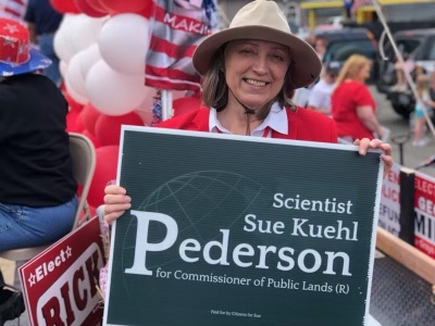 I had such fun at the Flag Day parade in Ocean Shores last Saturday. What a nice crowd. The Grays Harbor Republicans created a fantastic float, as well as lunch and candidate forum afterwards. Thank you, Grays Harbor and Ocean Shores!