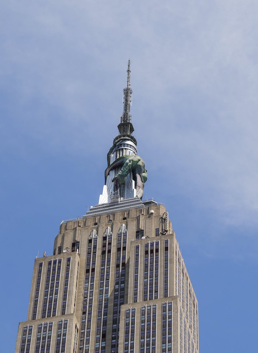 Roybattyforever's tweet photo. Han instalado una réplica de Vhagar el dragón, en el Empire State Building para conmemorar el estreno de la segunda temporada de “La casa del dragón” https://t.co/zTUJ16APCr