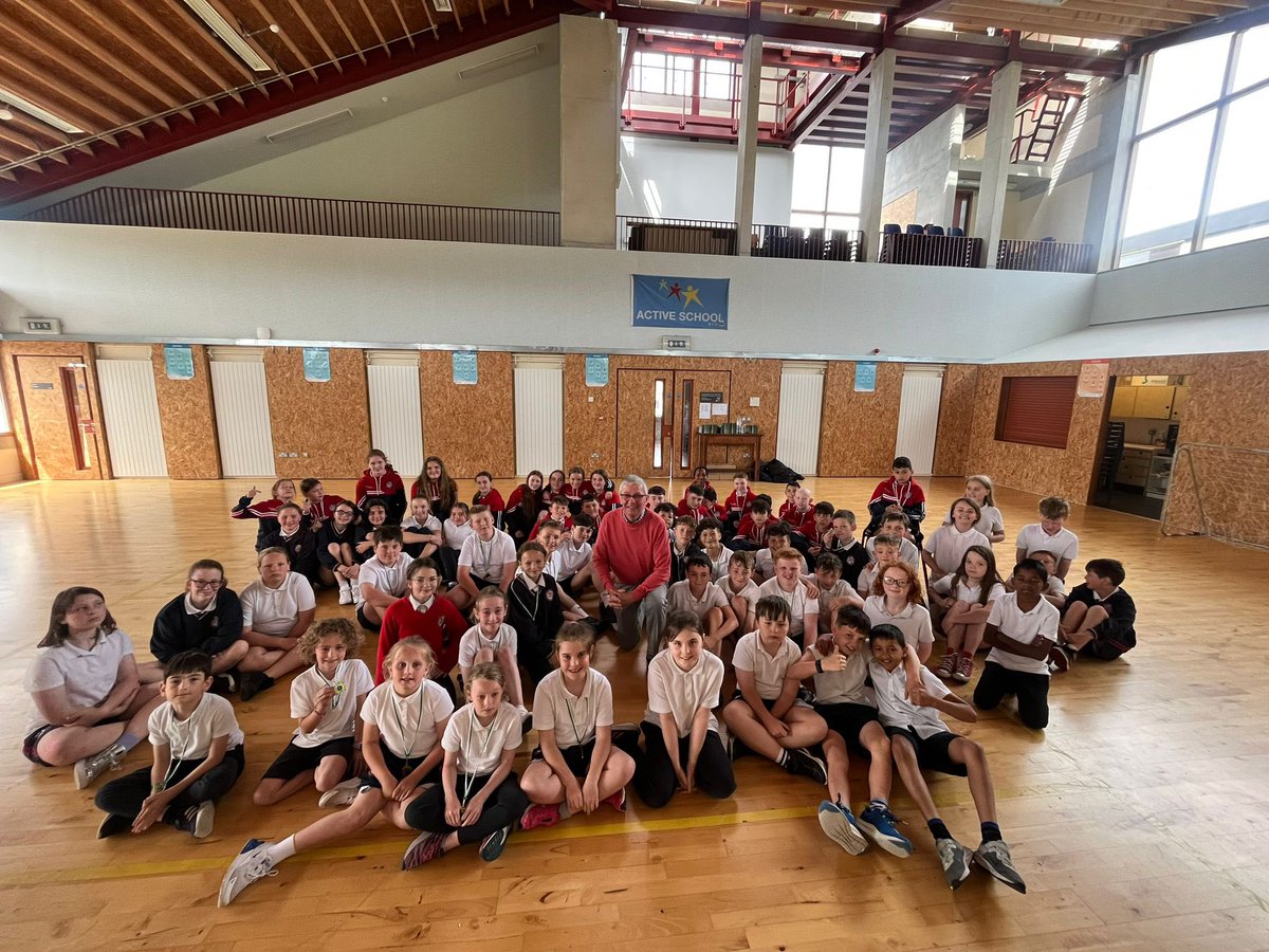 We were honoured to have Club legend, County great and former All star  Paddy Kelly , come to Scoil Mocheallóg on Friday as part of Cumann na mBunscol week. We had  invited Paddy to present medals to our winning South’s and indoor hurling teams and to talk to our school players.