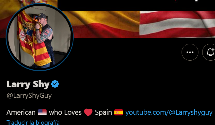 EspanaXtra's tweet photo. No sé si muchos lo conocíais pero este es Larry Shy, un estadounidense que por alguna razón que no sé ama a España.

Abro hilo con los tweets que sube porque son surrealistas. https://t.co/QUHTkczwpO