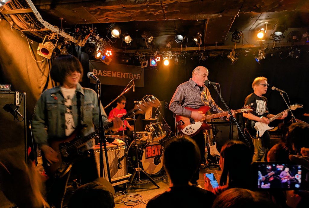 Crossbeat_JP's tweet photo. 会場でもいろんな人と話したけど、ポール＋イナ＋トヨゾー＋ヘラクレスのPaul Collins' Beatはほとんどアベンジャーズ。隅々までポールの楽曲を知り尽くした３人だから成し得た奇跡。演奏しながら思わず笑みがこぼれるのも良かった。卓直とかで録ったまんまでもいいからライブ音源を出して欲しい。 https://t.co/aXwSI6T6LN