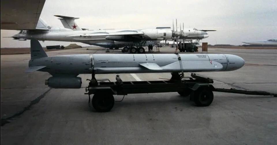 jurgen_nauditt's tweet photo. ❗️The russian bastards loaded two strategic Tu-95MS bombers with Kh-101 cruise missiles and moved them from the airbase “Olenya” to “Engels”, —Tracking.

The total number of bombers is currently 14 units:
• “Olenya” – 6 Tu-95MS
• “Engels-2” – 8x Tu-95MS.

Mass murderer putin is preparing a new message of peace.
