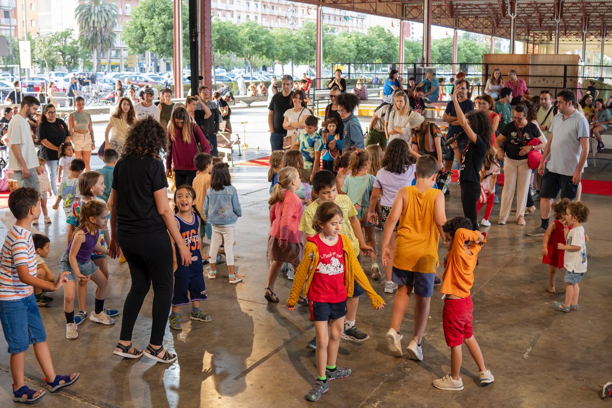 Contorsions Festival de Circ de València (@contorsionsficv) on Twitter photo Com ja és tradició, el nostre taller de circ convertia als més menuts en grans artistes per un dia. 🤹🏼
Gràcies #SargantanaCircInclusiu per una vesprada màgica. ✨
📸 Fede Caraduje
#festivaldecirc #circ #valència #poblatsmarítims
<a href="/AjuntamentVLC/">Ajuntament València</a> <a href="/lamarinadevlc/">La Marina de València</a> Com ja és tradició, el nostre taller de circ convertia als més menuts en grans artistes per un dia. 🤹🏼
Gràcies #SargantanaCircInclusiu per una vesprada màgica. ✨
📸 Fede Caraduje
#festivaldecirc #circ #valència #poblatsmarítims
<a href="/AjuntamentVLC/">Ajuntament València</a> <a href="/lamarinadevlc/">La Marina de València</a>