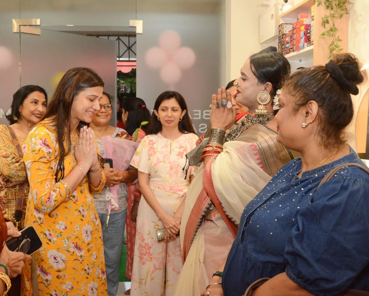 tejasvee27's tweet image. Congratulations to Seema Sharma on the grand opening of Seema&apos;s Hair and Skin Clinique in Devki Nagar, Borivali West! 🎉 
It was an honor to be part of the inauguration today. Wishing you great success and many prosperous years ahead. @pojasharmarekha