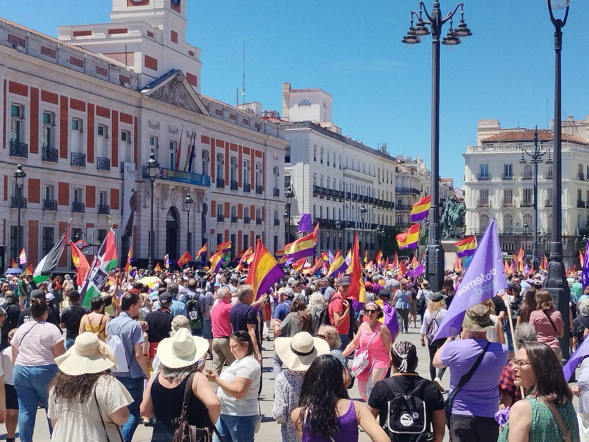 Hoy #Madrid se ha vestido de tricolor en la  #16j
No, no a la monarquía corrupta de los Borbones. Sí, sí a la #República
❤️🟡💜