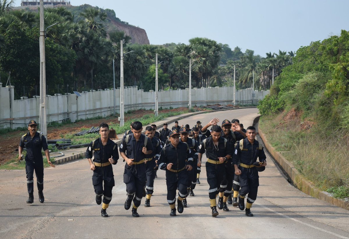 PRO_Vizag's tweet photo. Teamwork makes the dream work!
@IN_Satavahana conducted an exciting Outbound Exercise (OBE) for Submarine Course Trainees from 14-16 Jun 24.
Officers & sailors participated in thrilling activities like #JoshRun, Tent Pitching, Route Marches, and Tug-o-War.
#TeamBuilding https://t.co/hw6yhGFFzn