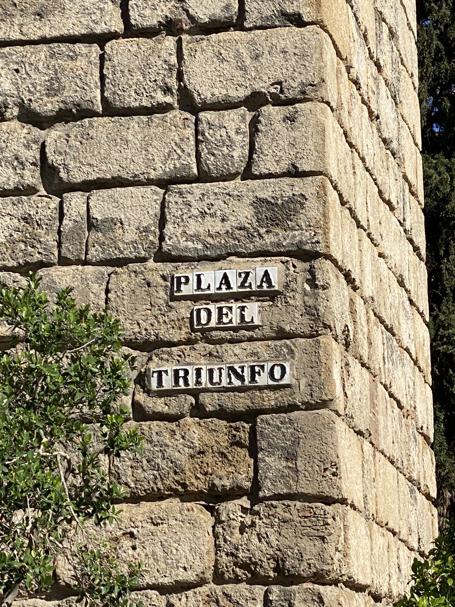 KatesfWriter's tweet image. Seville is awash with stunning historic architecture. The cathedral is like no other I’ve ever seen. And if you love old walls, there’s enough #wallporn to make you drool. Must return and explore more - but in the early spring. 38 degrees Celsius is too much for me.