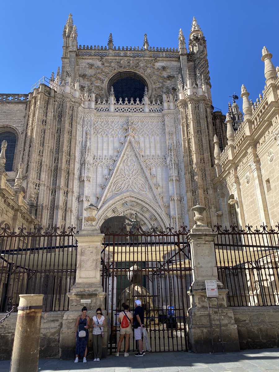 KatesfWriter's tweet image. Seville is awash with stunning historic architecture. The cathedral is like no other I’ve ever seen. And if you love old walls, there’s enough #wallporn to make you drool. Must return and explore more - but in the early spring. 38 degrees Celsius is too much for me.