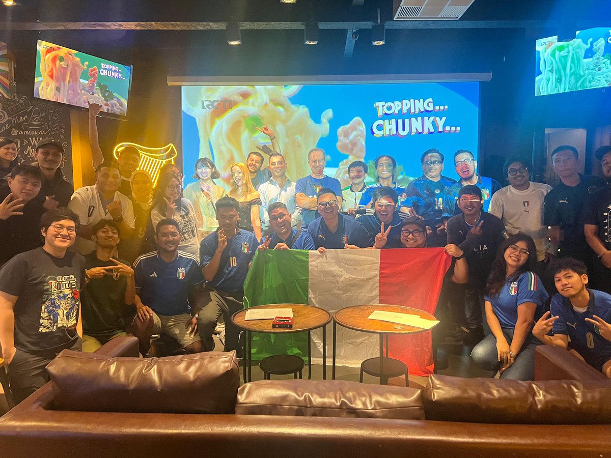 infoAzzurri's tweet image. TERIMA KASIH TIFOSI 🇮🇹🙏🏽

Sudah dateng di nobar kemarin, melepas kangen dan silaturahmi. Walau cuaca hujan deras, tapi tetap lumayan yang datang. 😍

Spesial karena kemarin Dubes Italia untuk Indonesia juga hadir nobar. 🔵👍🏼

See you next yaa.. 😃

cc @ItalyinIDN @IICJakarta