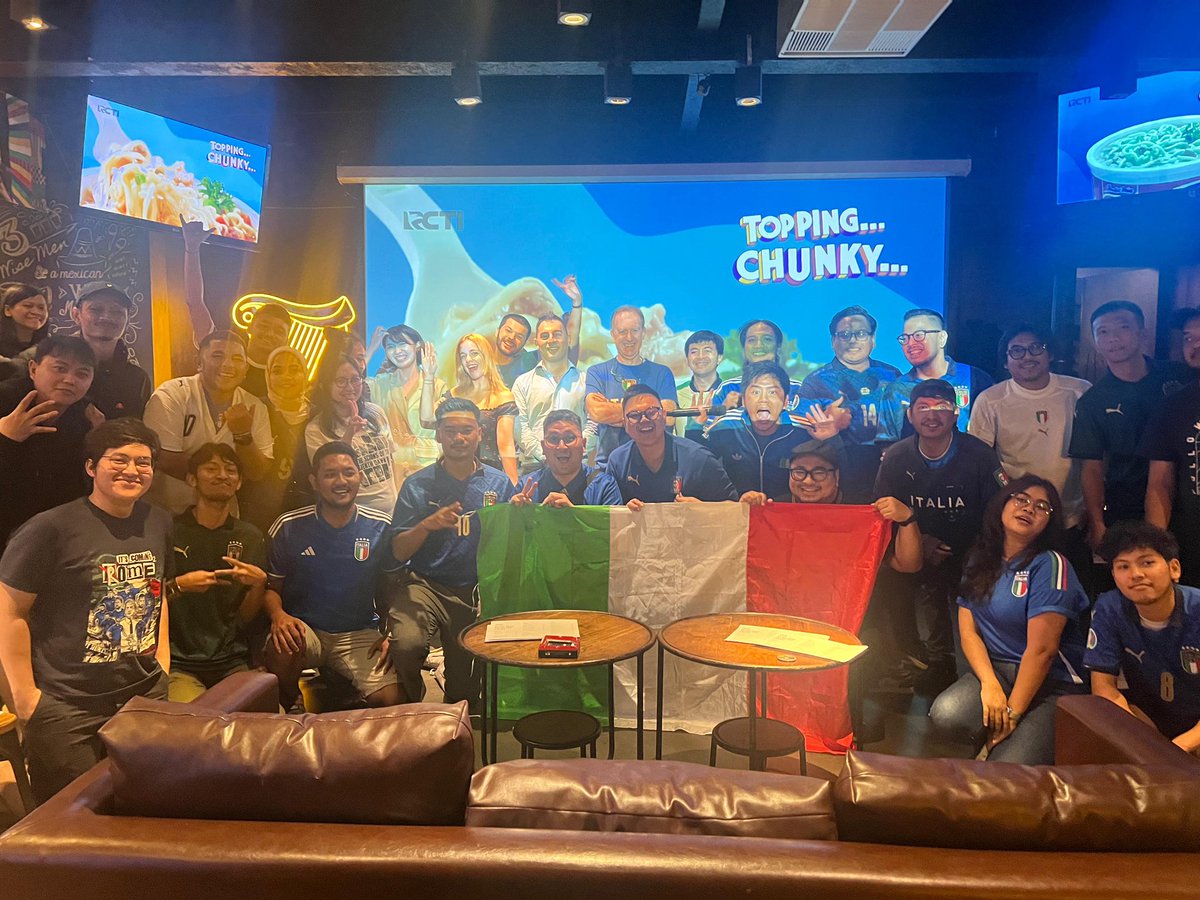 infoAzzurri's tweet image. TERIMA KASIH TIFOSI 🇮🇹🙏🏽

Sudah dateng di nobar kemarin, melepas kangen dan silaturahmi. Walau cuaca hujan deras, tapi tetap lumayan yang datang. 😍

Spesial karena kemarin Dubes Italia untuk Indonesia juga hadir nobar. 🔵👍🏼

See you next yaa.. 😃

cc @ItalyinIDN @IICJakarta