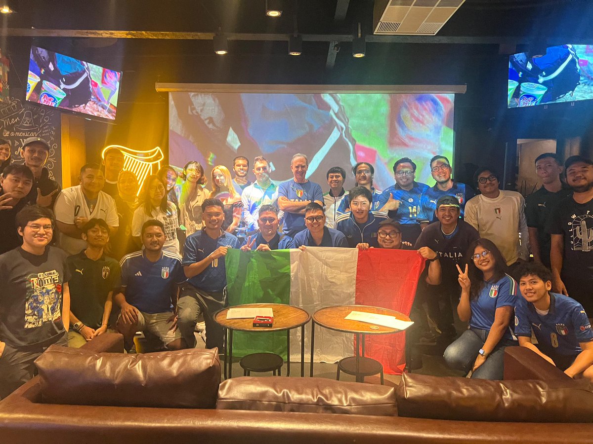 infoAzzurri's tweet image. TERIMA KASIH TIFOSI 🇮🇹🙏🏽

Sudah dateng di nobar kemarin, melepas kangen dan silaturahmi. Walau cuaca hujan deras, tapi tetap lumayan yang datang. 😍

Spesial karena kemarin Dubes Italia untuk Indonesia juga hadir nobar. 🔵👍🏼

See you next yaa.. 😃

cc @ItalyinIDN @IICJakarta