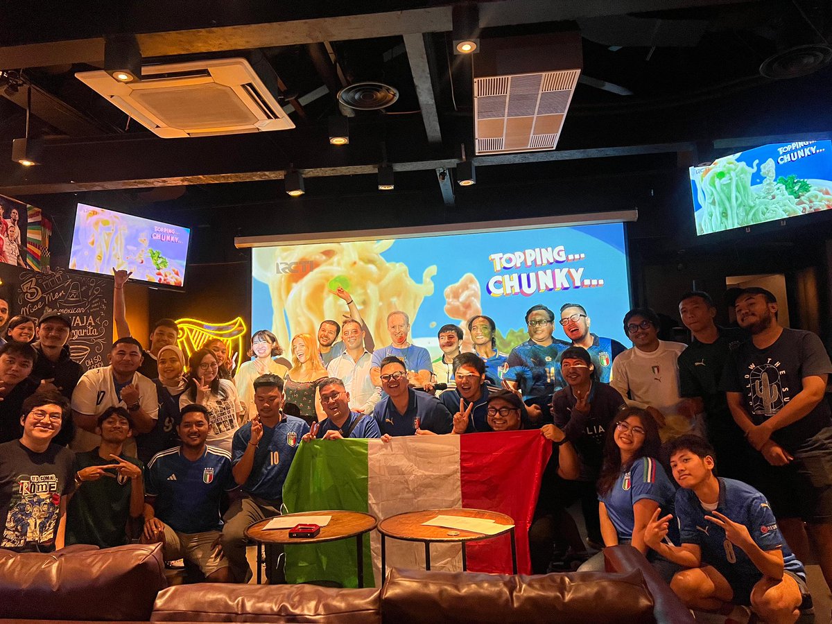 infoAzzurri's tweet image. TERIMA KASIH TIFOSI 🇮🇹🙏🏽

Sudah dateng di nobar kemarin, melepas kangen dan silaturahmi. Walau cuaca hujan deras, tapi tetap lumayan yang datang. 😍

Spesial karena kemarin Dubes Italia untuk Indonesia juga hadir nobar. 🔵👍🏼

See you next yaa.. 😃

cc @ItalyinIDN @IICJakarta