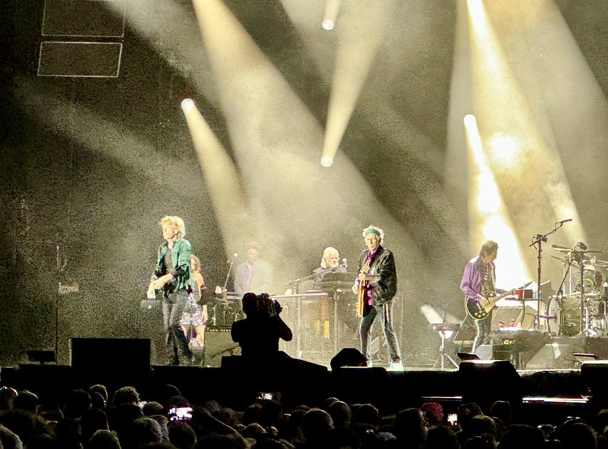 mslaughter63's tweet image. A beautiful night in Cleveland!  Salute to @RollingStones for still rocking! 🤘🏻