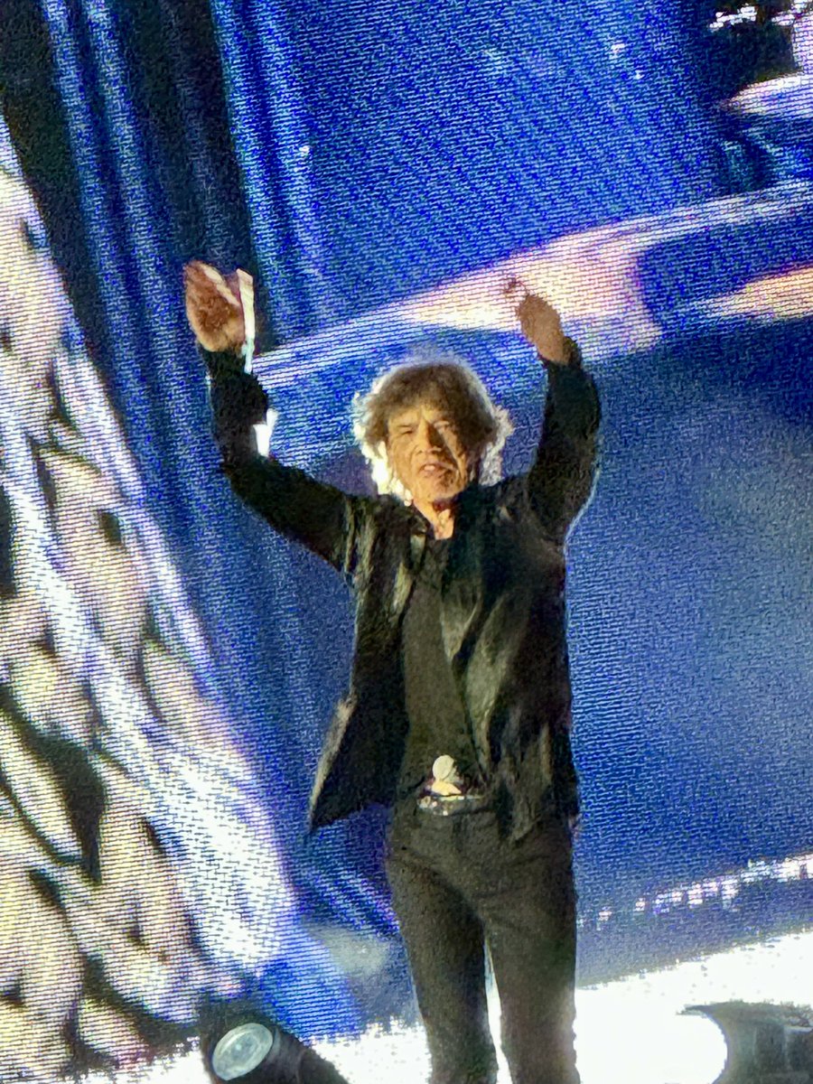 mslaughter63's tweet image. A beautiful night in Cleveland!  Salute to @RollingStones for still rocking! 🤘🏻