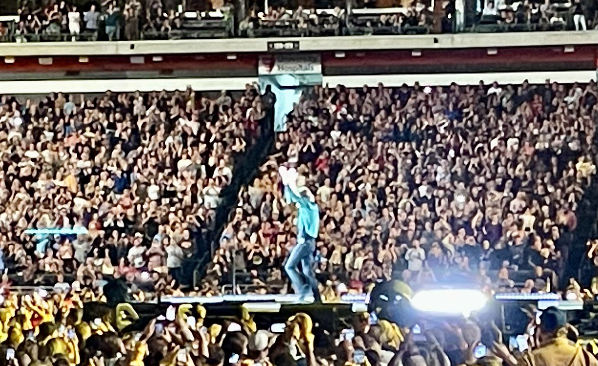 mslaughter63's tweet image. A beautiful night in Cleveland!  Salute to @RollingStones for still rocking! 🤘🏻