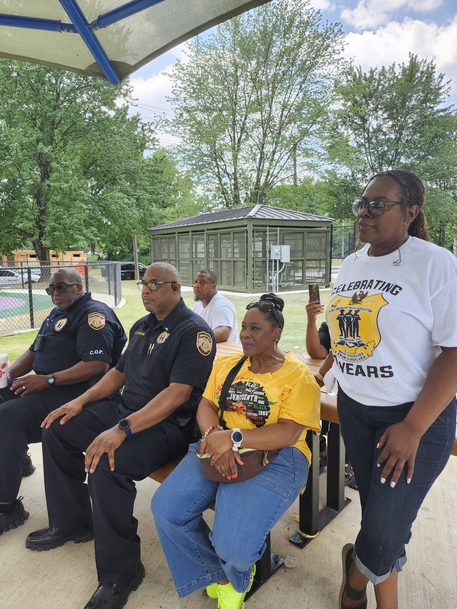 MEM_PoliceDept's tweet photo. The Memphis African American Police Association gathered at Orange Mound Park to join the community and prayer together.
#AfroAmericanPoliceAssociationMemphis #MPD #MemphisPoliceDept #MemphisFinest #BestinBlue #CommunityEngagement #OrangeMound #MPDinthecommunity https://t.co/q8me31pXQj
