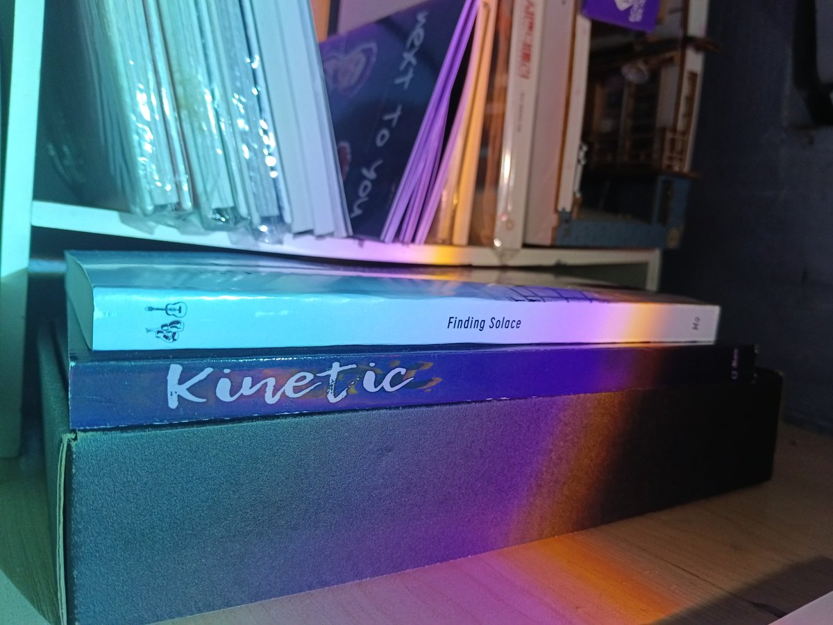 yhannaxxii's tweet image. may 2 physical book na ako ng mga fave otor ko here ;)) 

#kinetic #findingsolace #seken #joken