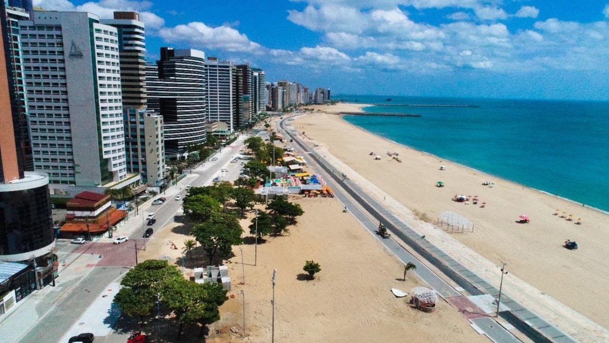 Beira-mar de Fortaleza 🤩 Diferente de Balneário Camboriú aqui não tem a peste de Sarnas e o Sol 🌞 chega para todos nas areias da praia. Aqui é Nordeste,sejam Bem-vindos ❤️