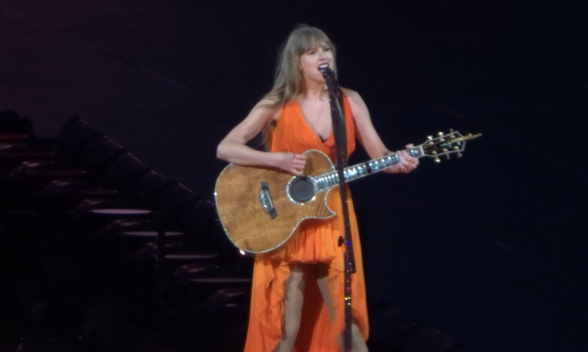 MissWoolley98's tweet photo. Spending a Saturday night with Taylor Swift and a stadium full of Swifties was incredible. 

10 year old me listening to the Fearless CD in my bedroom would have lost her mind last night. 

🥹🎤 https://t.co/i364iGjMrG