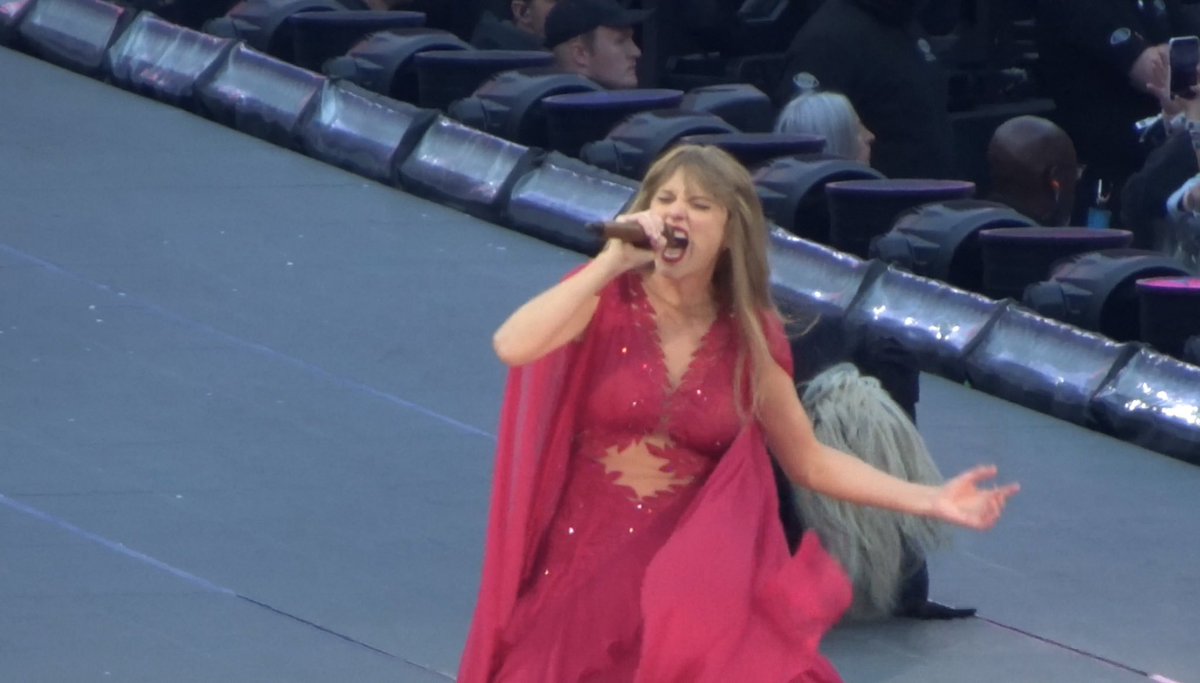 MissWoolley98's tweet photo. Spending a Saturday night with Taylor Swift and a stadium full of Swifties was incredible. 

10 year old me listening to the Fearless CD in my bedroom would have lost her mind last night. 

🥹🎤 https://t.co/i364iGjMrG