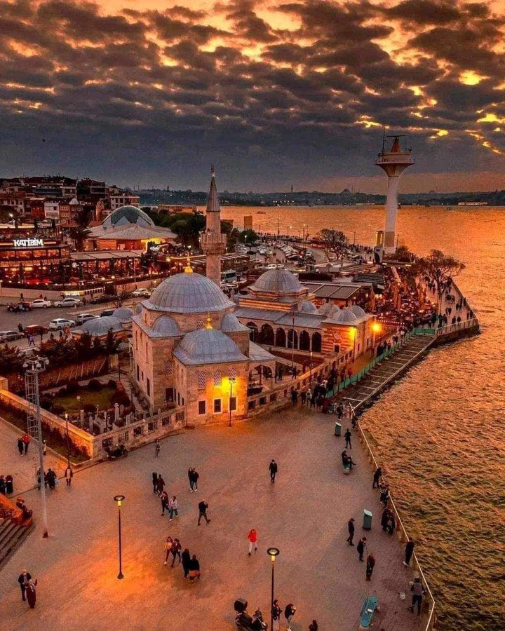 رَِحِمَ اللّٰهُ رَجُلاً قاَمَ مِنَ اللَّيِِل فَصلّٰى واَيْقَضَ امْرَأَتَهُ فَصَلَّتْ