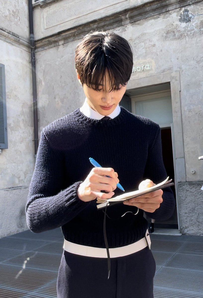 byeonwooseok_th's tweet photo. อูซอกแจกไซน์ให้แฟนคลับ น่ารักมาก🥺

Credit: owner

#BYEONWOOSEOKxMFW25
#BYEONWOOSEOK_IN_MILAN
#ByeonWooSeokMFW2024
#BYEONWOOSEOKxMFW25 
#byeonwooseokxpradass25 https://t.co/BlSKNjNOnk