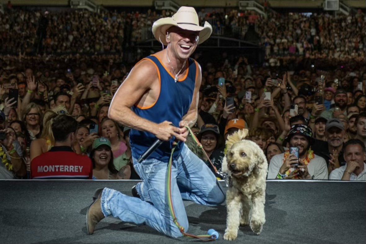 kennychesney's tweet photo. Chicago, last night you gave us everything we could ask for and more. Being on stage and feeling your wave of love in the moment was so magical. Thank you for that and know we love you. Last night was special for a lot of reasons, but Poncho made his stage debut last night and he loves the crowd almost as much as his dad. Thanks again for one special night in Chicago. #SunGoesDownTour