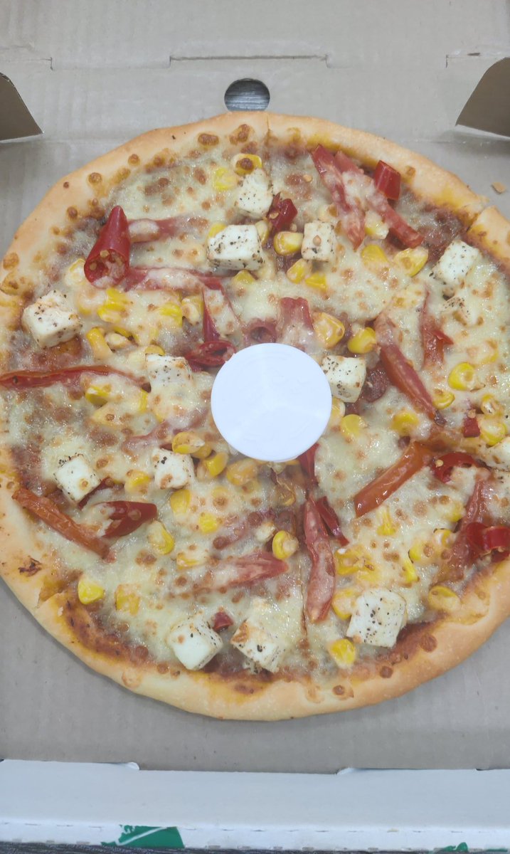 PariFlashpacker's tweet photo. @zomatocare order placed at 7.02, delivery partner did not move for next 60 minutes. @zomato support blames @LaPinozPizzaInd for food not being ready, customers finds out and informs Zomato that the partner is unable to find restaurant, reassigned partner is also late. https://t.co/oHWh1658Xv