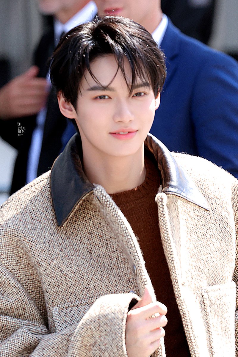 loveyou3000bw's tweet photo. BA WIN AT PRADA SS25

#PradaSS25xWin
#PradaSS25
#Prada @Prada
#winmetawin @winmetawin https://t.co/TTgLXdVHIM