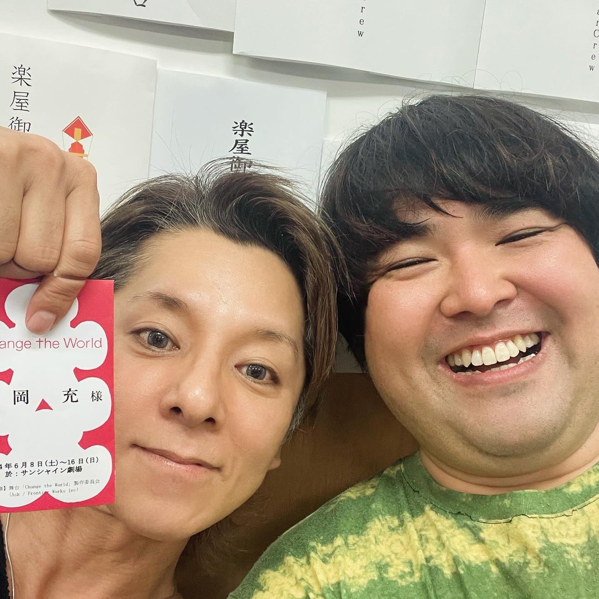gitaro108's tweet photo. 舞台『Change the World』閉幕！
憧れの松岡充座長は想像を遥かに超えるカッコいい先輩で、ご一緒出来たことは一生の財産です。誘ってくれた演出の橋本くん、ありがとう。

本当に連日沢山の拍手をありがとうございました！また楽しんで頂ける作品をお届け出来るように頑張ります！

#舞台CTW https://t.co/uNnm3TiMOg