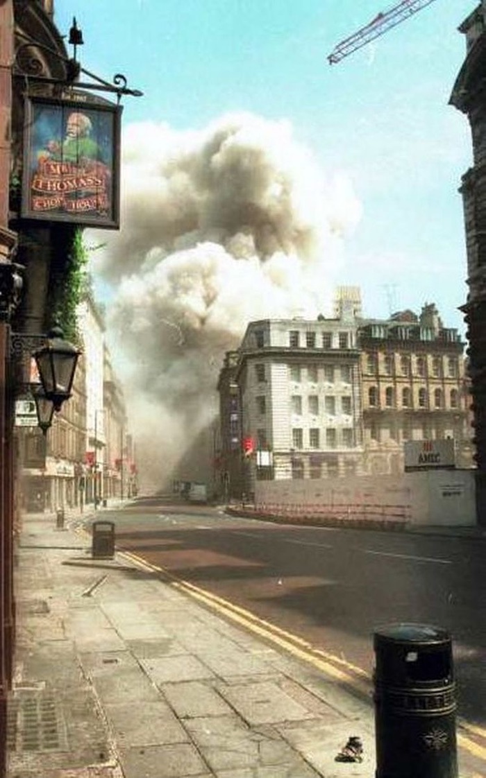 This weekend marks the 28th anniversary of the IRA bomb that rocked Manchester one Saturday afternoon back in 1996. 
What a powerful image of that particular moment. 

📸 | Pinterest