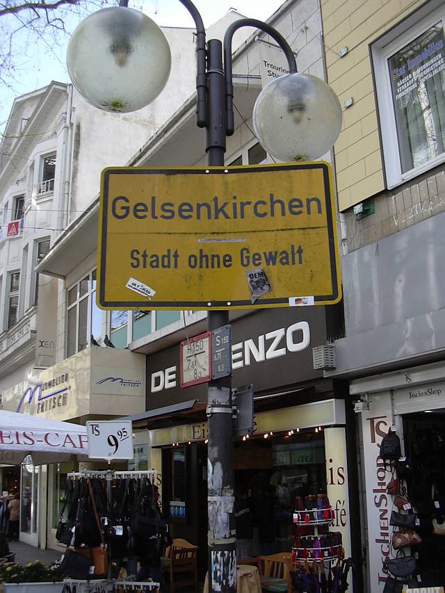 in den letzten 3 stunden gabs 4 massenschlägereien in einem 100m radius um dieses schild herum, jetzt schon beste EM aller zeiten