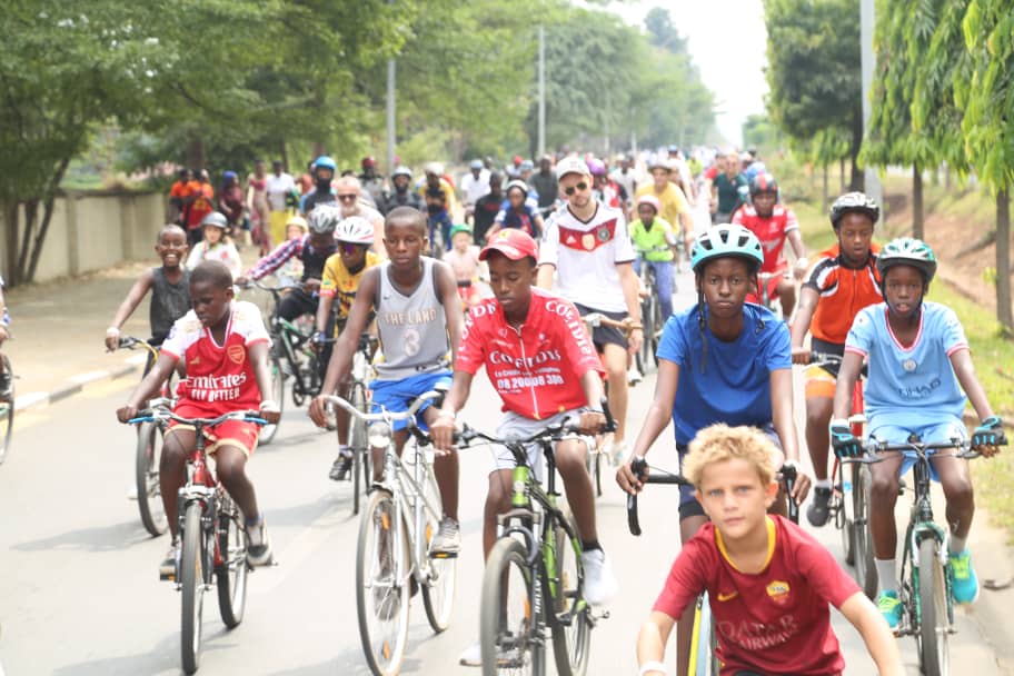 Bujaprov2025's tweet photo. Evènement rehaussé par le Général Jimmy Hatungimana,  l'Amb. Michael Wimmer.  Ont participé à la ballade des enfants, petits et grands, des adultes de tous âges, Zinduka club, des fonctionnaires d'Enabel, des privés, des citoyens de plusieurs pays venus voir la beauté de la Ville https://t.co/kZVD6kWdnh