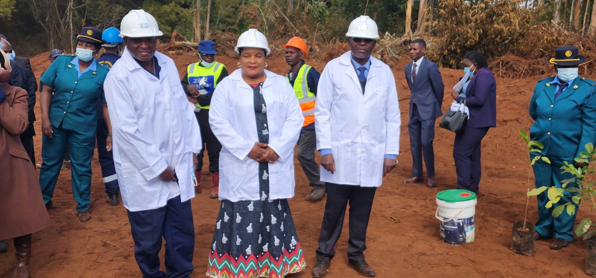 In her speech, She applauded the Chirinda Development Trust for prioritizing the security of the community by partnering with the  Government  of Zimbabwe in ensuring that police services are closer to the people.This indeed is a demonstration that ,Nyika inovakwa neVene Vayo.