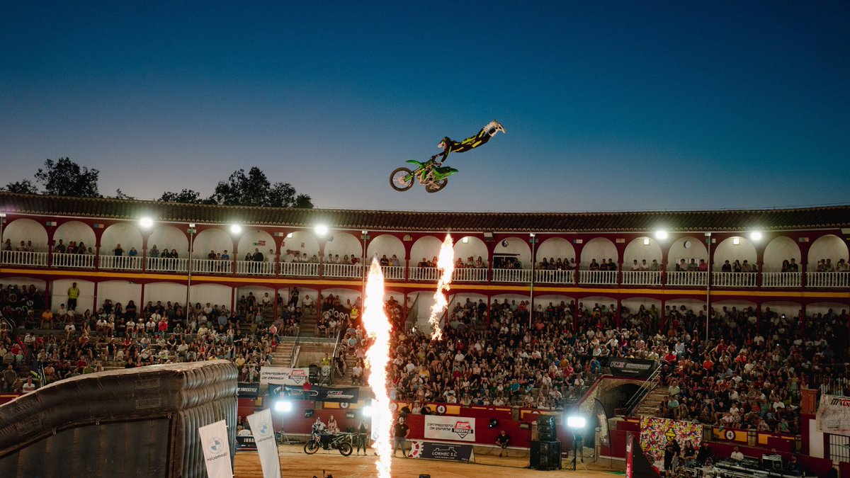 🏍️ Ciudad Real se rinde al rugido del Freestyle Motocross

Acrobacias imposibles, saltos de vértigo y una atmósfera mágica cautivaron a un público entregado.

📝 <a href="/maria_peinado22/">María</a> 
📸 <a href="/Mateo_URBEX/">Mateo</a> 

22minutoscon.com/2024/06/16/ciu…