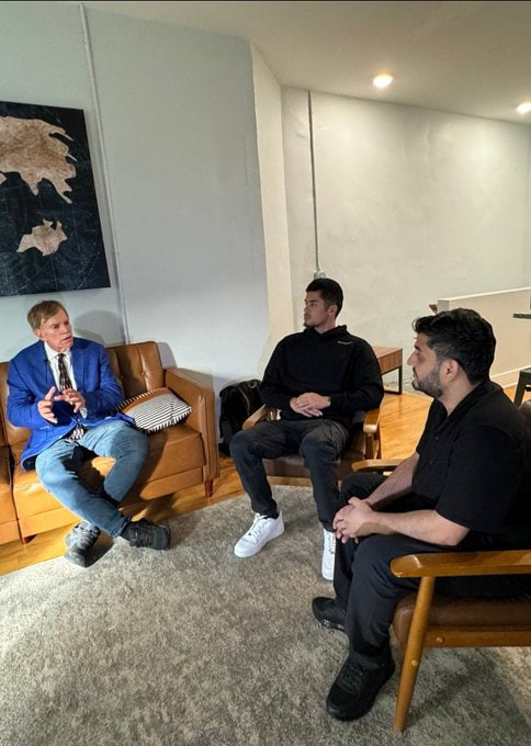 TRobinsonNewEra's tweet photo. Here's @sneako sitting down with his brother in Islam @ShaykhSulaiman to have sit down conversation with a former grand wizard of the KKK, the one and only David Duke.

Is this the 'new right' in America?

Is this what it's come to? 

A young lad who considered homosexuality, became a Muslim and sold his soul to Saudi Arabia, a Muslim in the UK who defends and excuses Hamas (a proscribed Islamic terror organisation), who wants to 'Islamise' my country, sitting down with a raging racist, pro lynching wrongun who protested the lowering of the flag after the assassination of Martin Luther King Jr.

Is this the new dissident right?

What a fucking joke, what a shambles, what an embarrassment. 

This will really help Trump get elected.

🤪