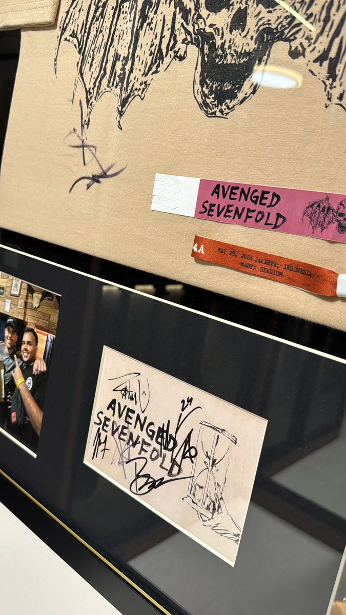 I took one for the team.. <a href="/SynysterGates/">SYN</a>’s marker ink hadn’t started flowing yet 😂😂   (Don’t be first for m&amp;G)