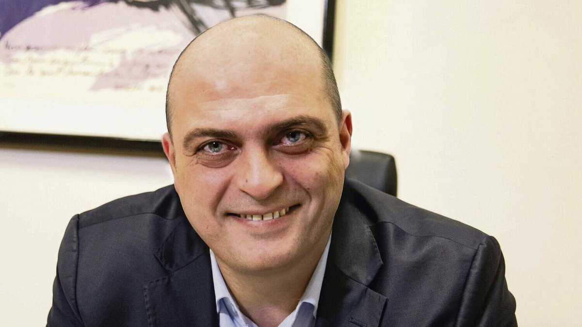 humanite_fr's tweet photo. À Bonneuil-sur-Marne, le maire Denis Öztorun et des habitants neutralisent un homme armé lors d'une fête de l'Aïd 

➡️ https://t.co/aU53RgioVe https://t.co/jNhyGhPtJB