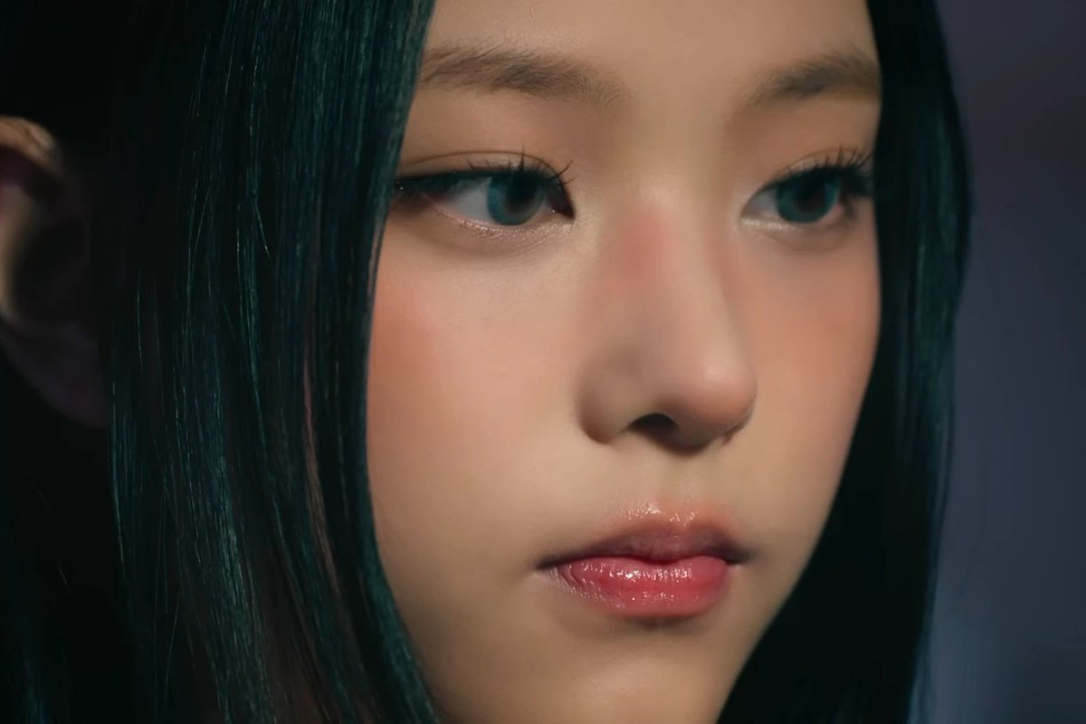 #HAERIN in 'Right Now' MV