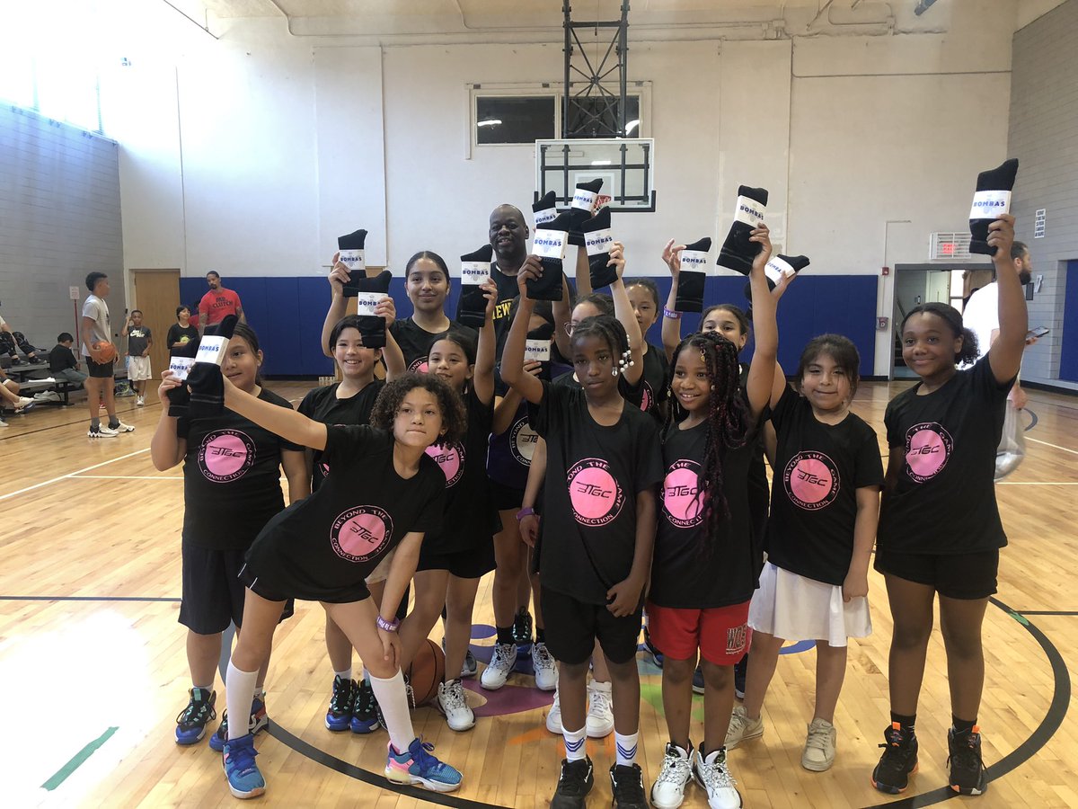 BeyondTheGameC1's tweet image. Yesterday we gave out Bombas/ BTGC socks to all of our kids. Bombas is one of our sponsors that always give back to different communities. We thank you.
#back2basic
#basketballtraining
#youthdevelopment
beyondthegameconnection.com