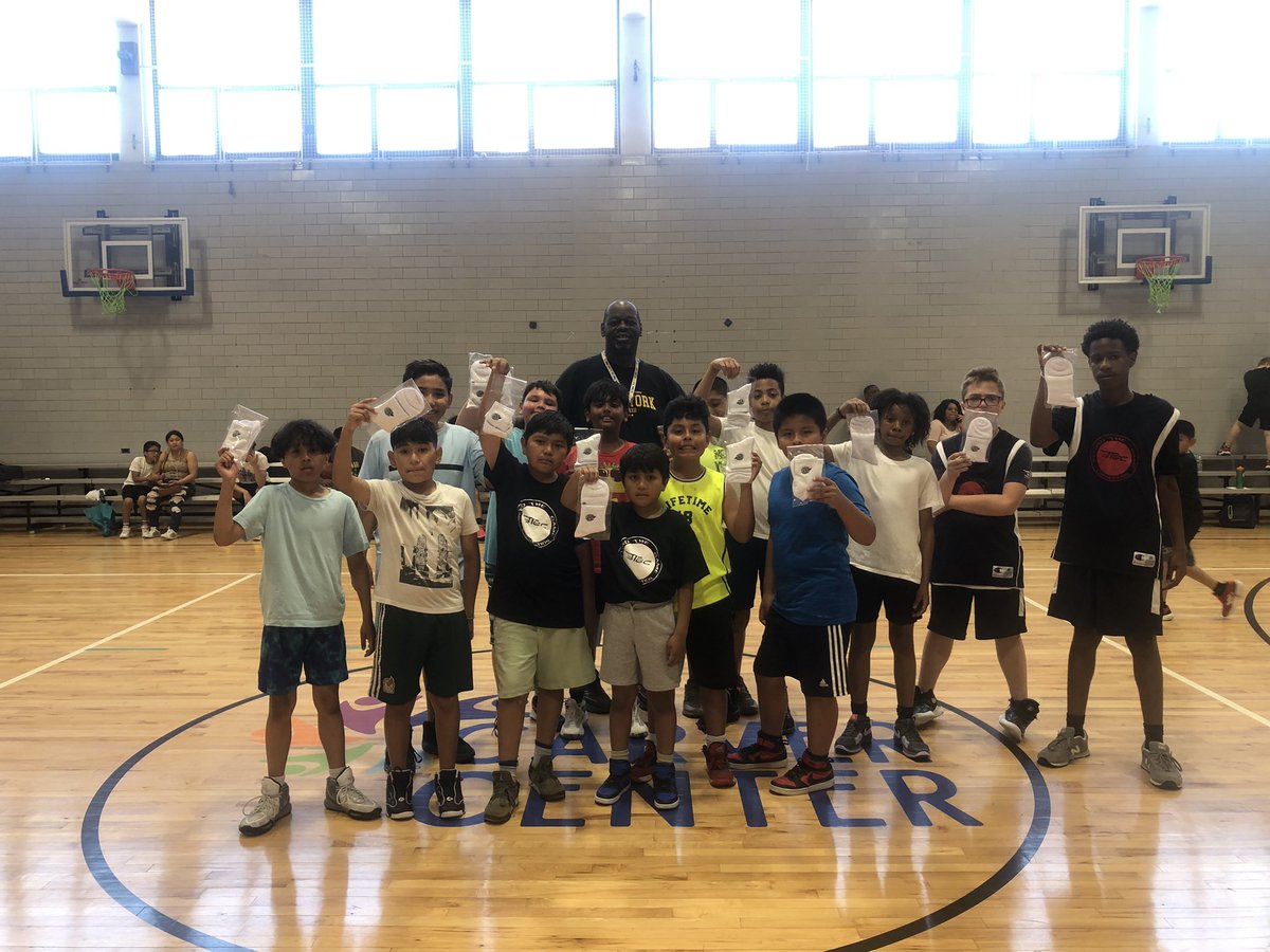 BeyondTheGameC1's tweet image. Yesterday we gave out Bombas/ BTGC socks to all of our kids. Bombas is one of our sponsors that always give back to different communities. We thank you.
#back2basic
#basketballtraining
#youthdevelopment
beyondthegameconnection.com