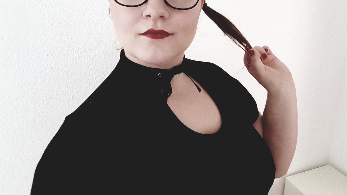 Ich nehme gerade 3 Finsubs gleichzeitig aus.... und alle 3 finden sehr heiß, dass ich mich gleich bei mehreren bediene 😈 
#findom #moneydom #geldherrin