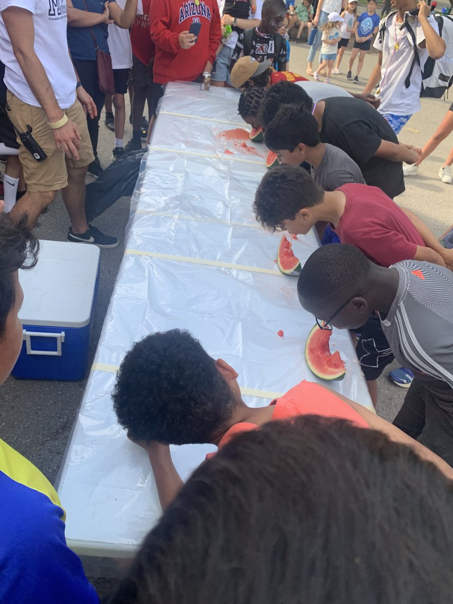 Huge thanks to the parent council for an amazing BBQ! 🍔🎶 Great food, music, games, and fantastic company! Special shoutout to #93.7Radio for the tunes. We loved having Sonic visit and Elvis serenading our families!  @ycdsb <a href="/TheresaMcnicol1/">Theresa Mcnicol</a>