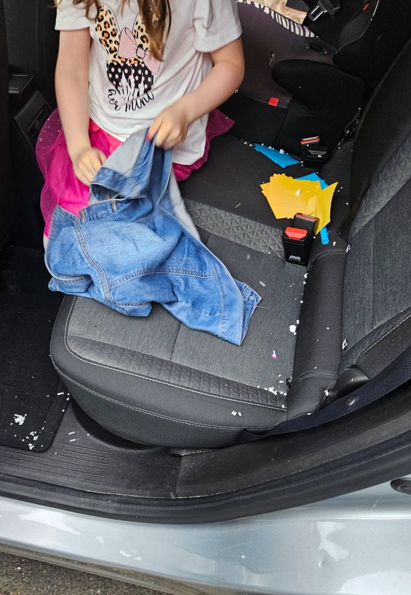 bibliothequeer's tweet photo. du polystyrène et une enfant, la voiture de mon père : le dépit. 😭 https://t.co/U75yNNbWFi