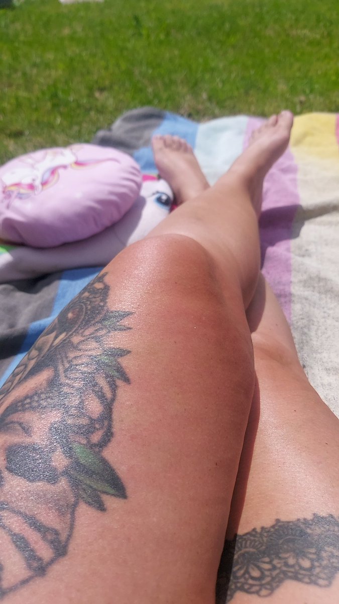 Vanessa_Knox_'s tweet photo. Soooo bin wieder daheim, es war ein wunderschöner Tag in der Sonne am Pool und richtig eiskaltes Wasser 🌞🌊
Miit diesem leckeren Stück Torte 🍰 + Kaffee und Cola hat mich per PayPal meine Spielpüppi verwöhnt
>>>sehr löblich @FamilienSklave ☝️💋💦
#soliebeichdas #MissKnoxville👑 https://t.co/sDn2JHFavq