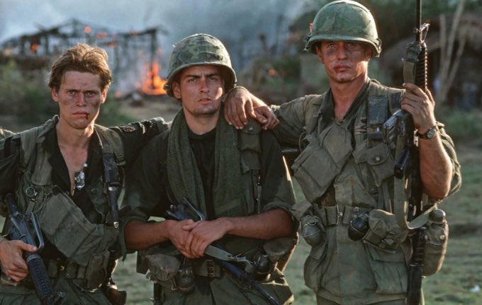 ThePhantomastic's tweet photo. El hilo de hoy versa sobre uno de los relatos más crudos de la guerra de Vietnam que se han filmado. 

Oliver Stone dirigió una película que cuenta con un reparto estratosférico y con una ambientación tremenda.

¡Bienvenidos a Platoon (1986)! 🧵🧵 https://t.co/q7HpG9Yl2s