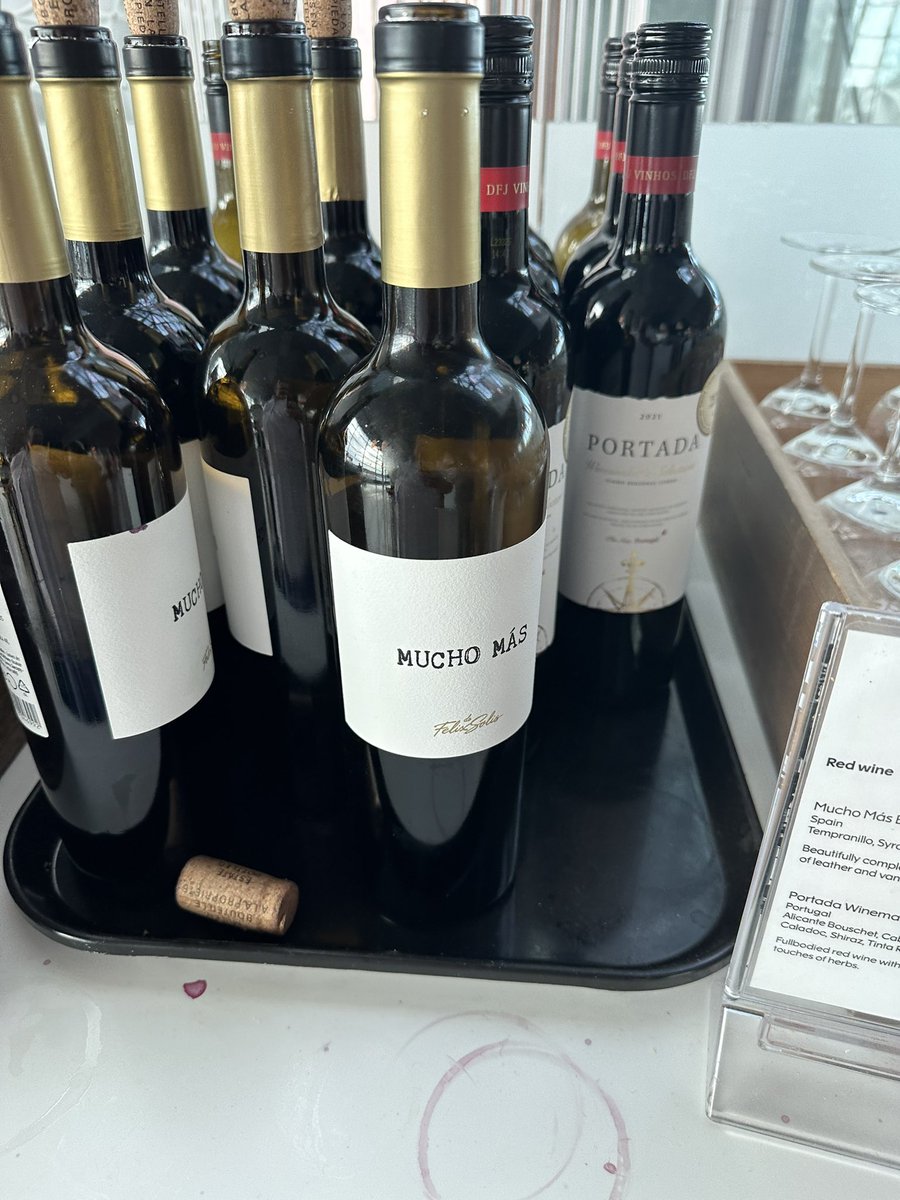 KrisuLinden's tweet image. Nyt olis oiva paikka ottaa muutama lasillinen maan mainiota punukkua. 
#muchomas
Mutta äh- en juo alkoholia. Olenko tollo vai tollo?