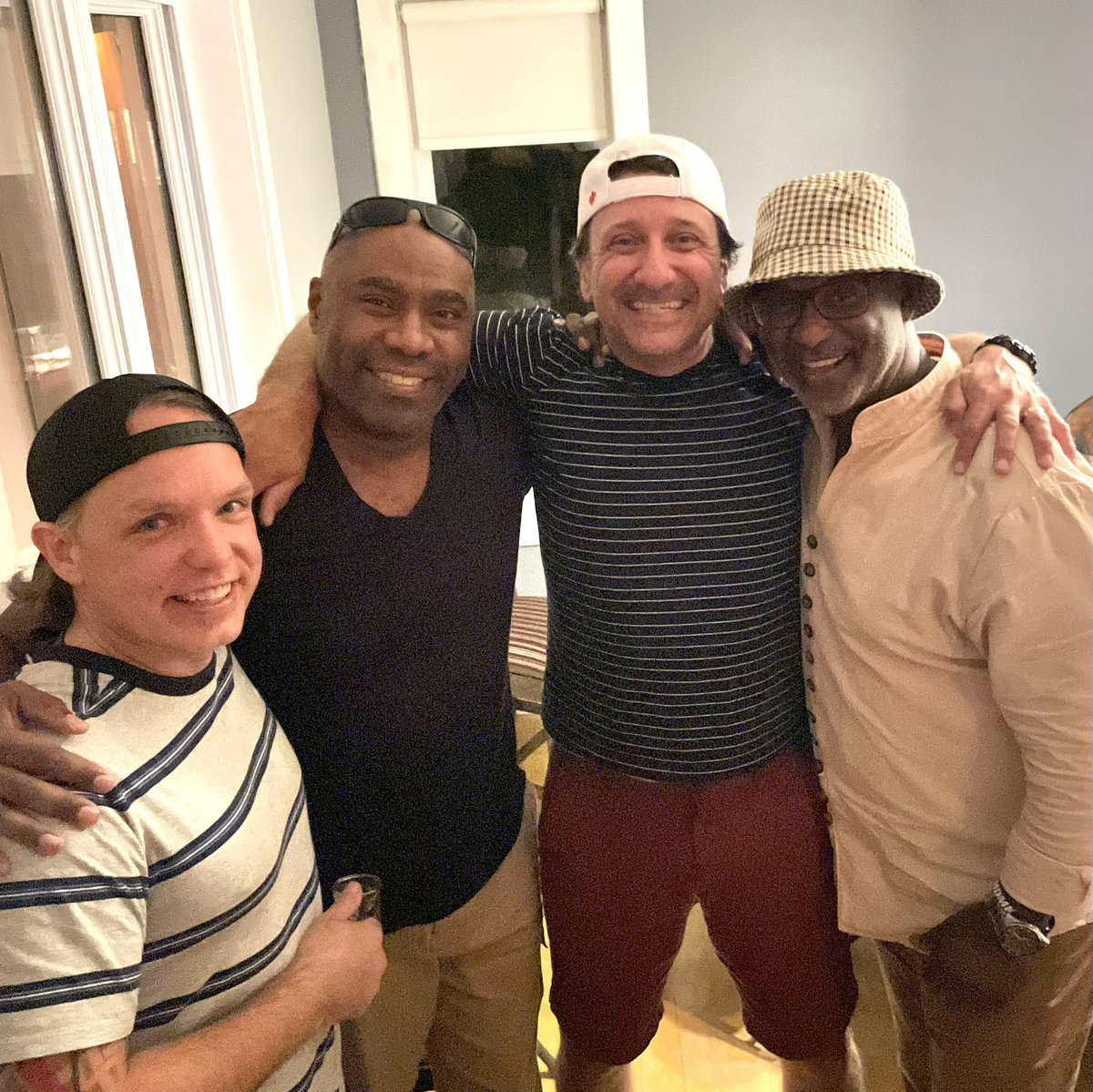 Bonne fête à tous les pères du 🌏 monde !! 
N’oubliez pas que : “lorsqu’on ose, on se trompe parfois et n’ayons pas peur de le dire mais quand on n’ose pas, on se trompe toujours.” Alors soyez bons 😉🙏🏾❤️